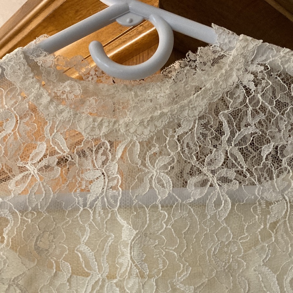 Handmade 1960’s Wedding gown. Mint condition. Worn 1 time. No stains or flaws. - Picture 4 of 16